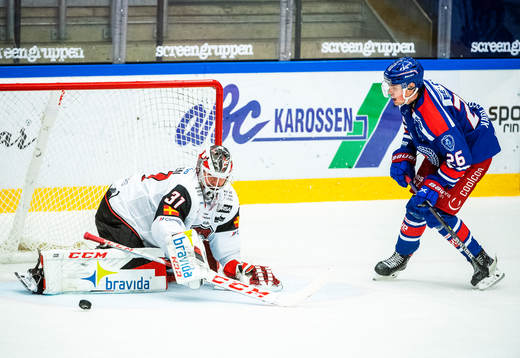 Oskarshamns Filip Karlsson och Malmö Redhawks målvakt