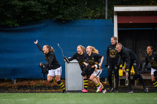 s bänk jublar över avancemanget till Damallsvenskan