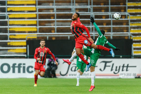 Östersunds Noah Sonko Sundberg och Hammarbys Abdul Khalili
