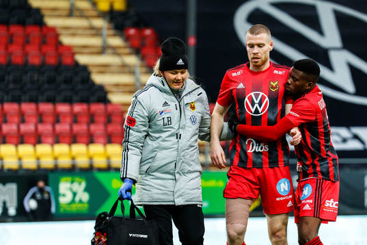 Östersunds Thomas Isherwood får hjälp av Kalpi Wilfried