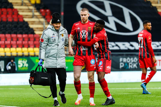 Östersunds Thomas Isherwood får hjälp av Kalpi Wilfried