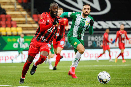 Östersunds Ronald Mukiibi och Hammarbys Abdul Khalili