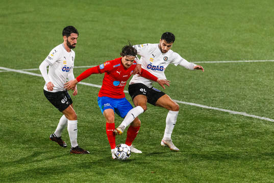 Örebros Nahir Besara och Deniz Hümmet mot Örebros Fabio