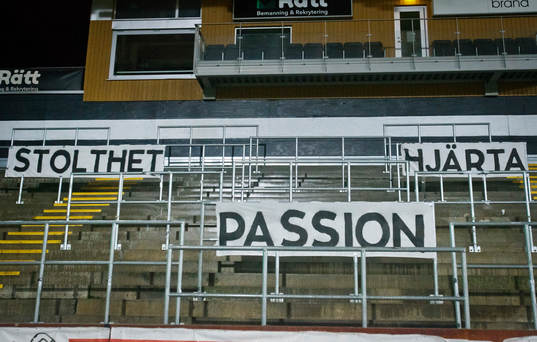 Tifo på läktaren med texten stolhet, hjärta och passion