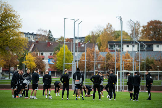 Laget samlat för genomgång