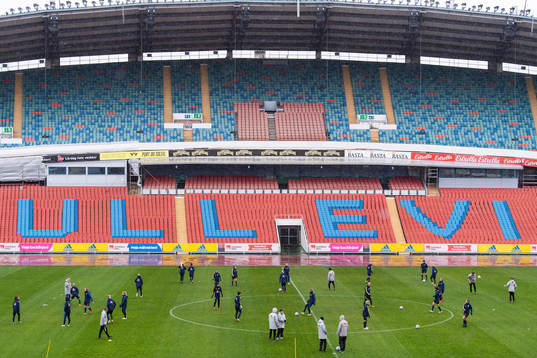 Players warm up