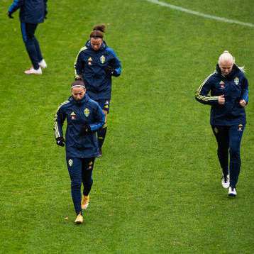 Kosovare Asllani, Jessica Samuelsson and goalkeeper Emma