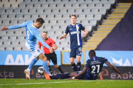 Malmö FFs Arnór Traustason fälls av IFK Göteborg Yahya