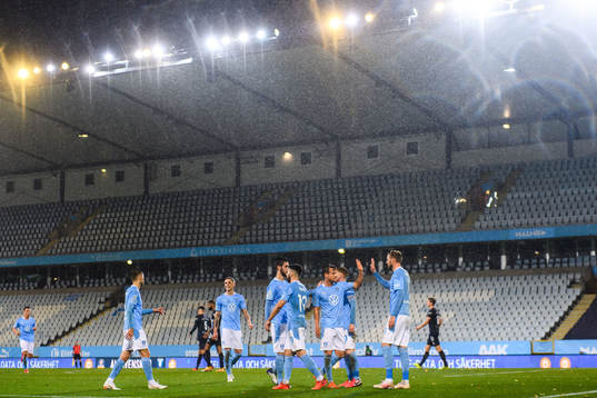 Malmö FFs Ola Toivonen jublar med lagkamrater