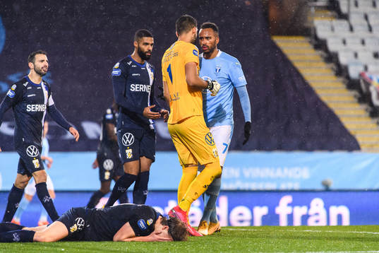 Malmö FFs Isaac Kiese Thelin i dispyt med IFK Göteborg
