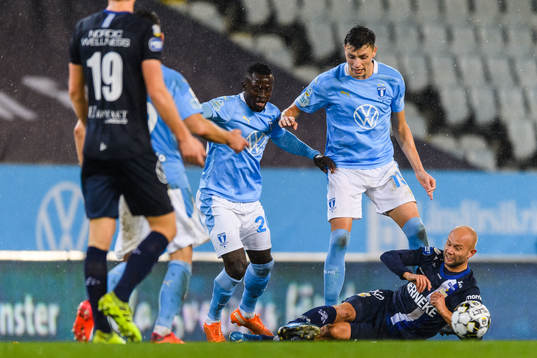 Malmö FFs Bonke Innocent och Anel Ahmedhodzic mot IFK