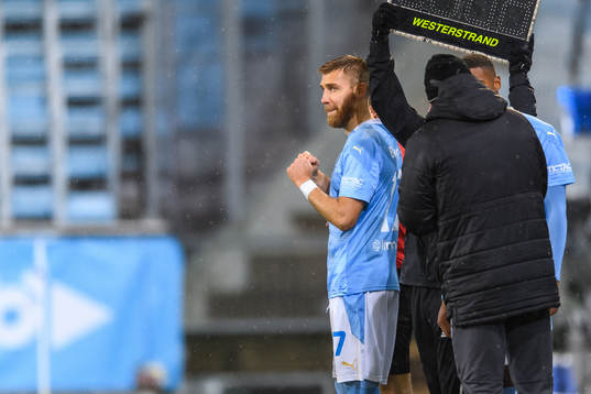 Malmö FFs Rasmus Bengtsson gör sig redo för att bytas in