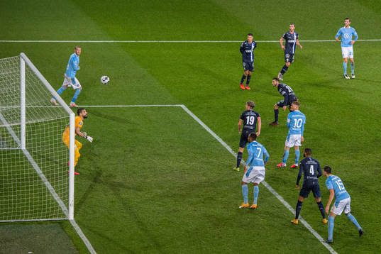 Malmö FFs Adi Nalic gör 3-1 bakom IFK Göteborg målvakt