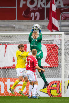 Kalmars målvakt Ole Söderberg och Henrik Löfkvist mot