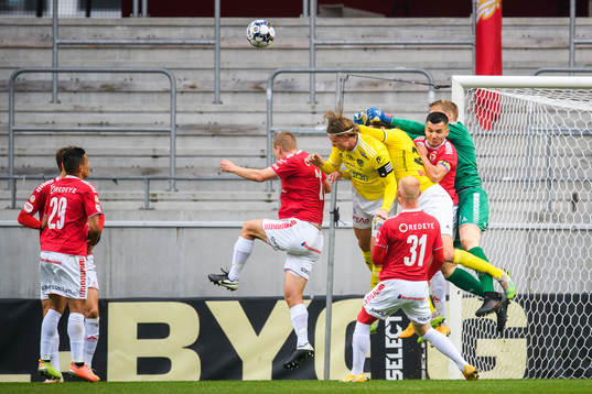 Kalmars målvakt Ole Söderberg och Emin Nouri mot
