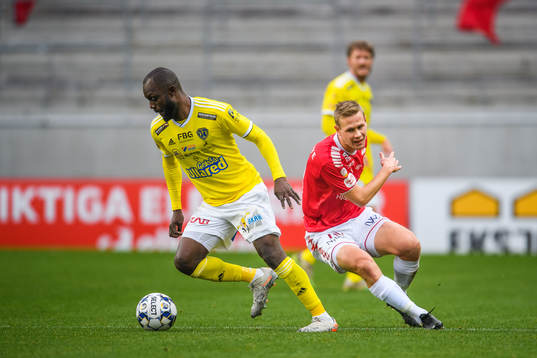 Falkenbergs John Chibuike mot Kalmars Erik Israelsson