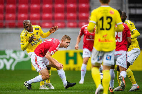 Kalmars Erik Israelsson mot Falkenbergs Nsima Peter