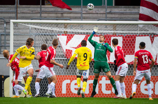 Kalmars målvakt Ole Söderberg räddar Falkenbergs Carl