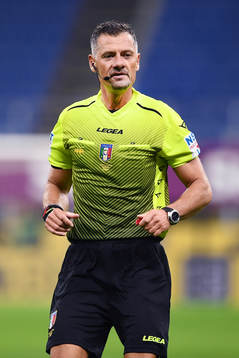 Referee Piero Giacomelli