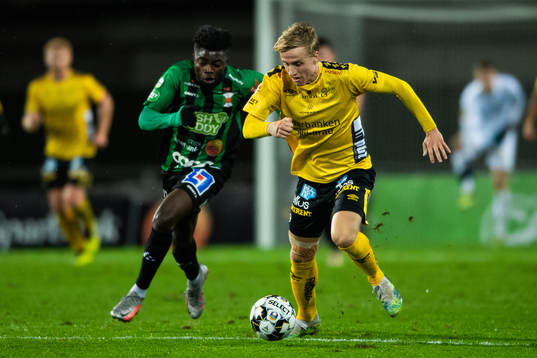 Elfsborgs Jeppe Okkels och Varbergs Gideon Mensah