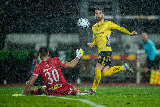 Elfsborgs Rasmus Alm lobbar bollen över Varbergs målvakt