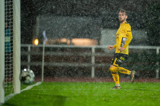Elfsborgs Rasmus Alm ser bollen rulla strax utanför målet
