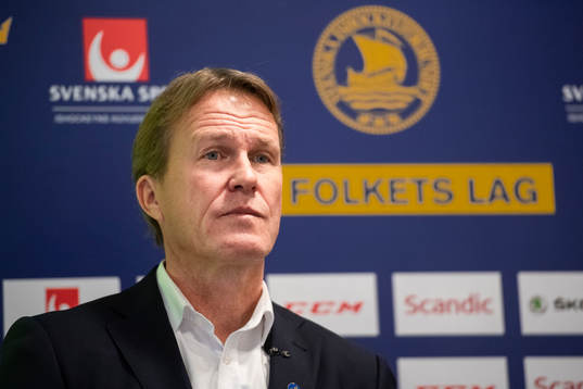 Förbundskapten Johan Garpenlöv presenterar truppen till