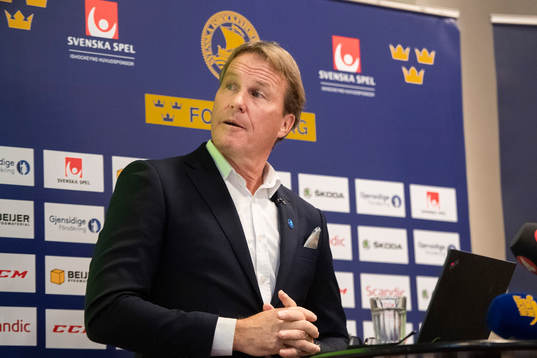 Förbundskapten Johan Garpenlöv presenterar truppen till