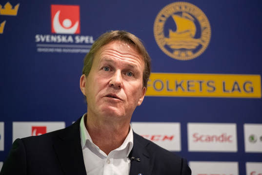 Förbundskapten Johan Garpenlöv presenterar truppen till