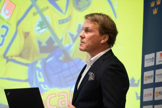 Förbundskapten Johan Garpenlöv presenterar truppen till
