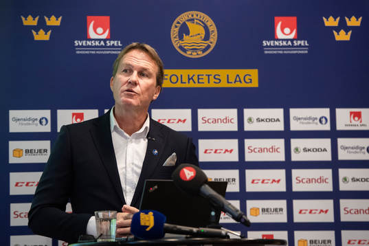 Förbundskapten Johan Garpenlöv presenterar truppen till