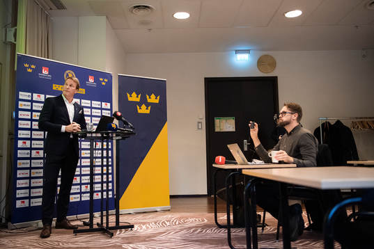 Förbundskapten Johan Garpenlöv presenterar truppen till