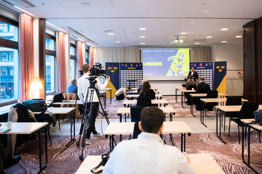 Förbundskapten Johan Garpenlöv presenterar truppen till