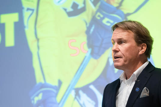 Förbundskapten Johan Garpenlöv presenterar truppen till