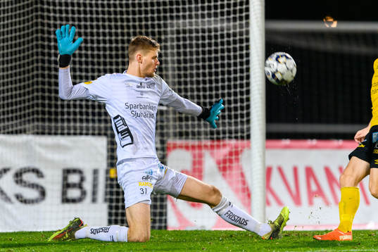 Elfsborgs målvakt Tim Rönning med en räddning