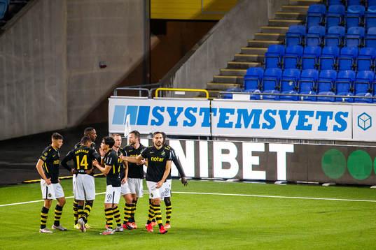 s Henok Goitom jublar med lagkamrater