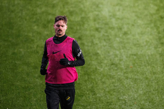 s Mikael Lustig värmer upp