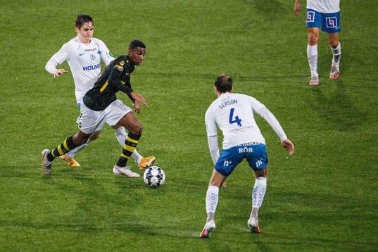 s Paulos Abraham och IFK Norrköpings Isak Bergmann