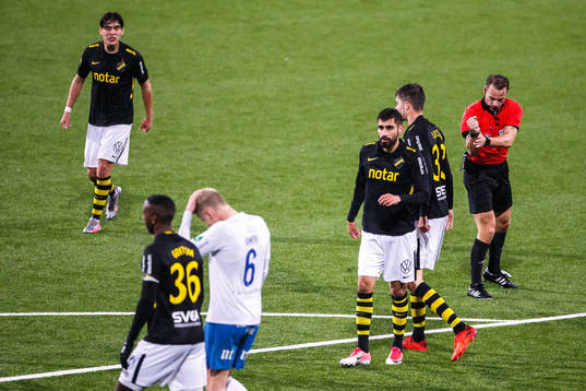 Domare Kristoffer Karlsson dömmer straff till AIK