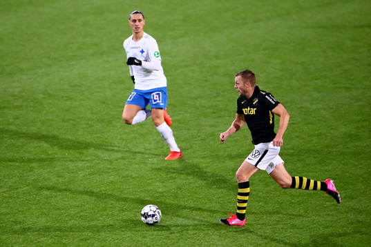 s Sebastian Larsson och IFK Norrköpings Jonathan Levi
