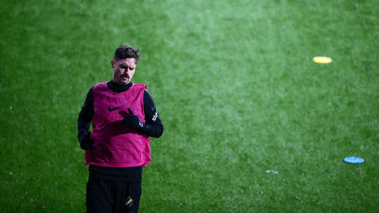 s Mikael Lustig värmer upp