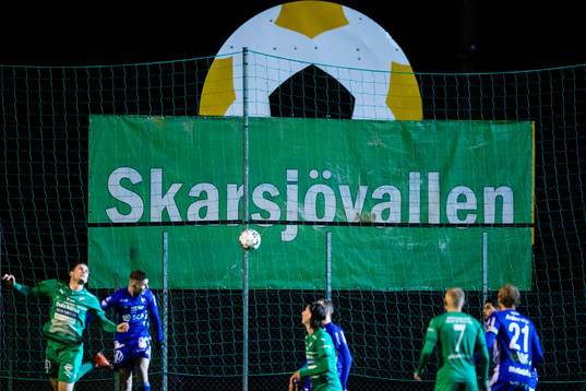 En banderoll med arenanamnet Skarsjövallen på