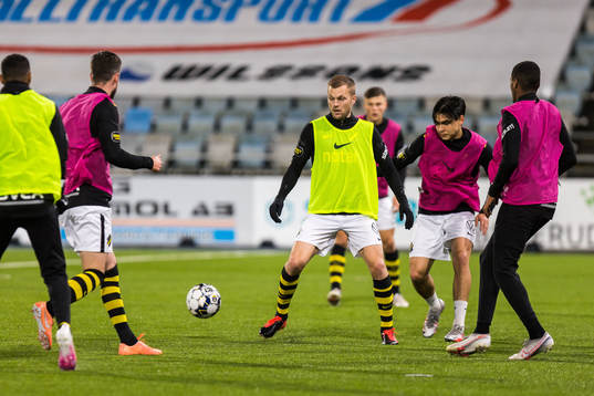 s Sebastian Larsson värmer upp
