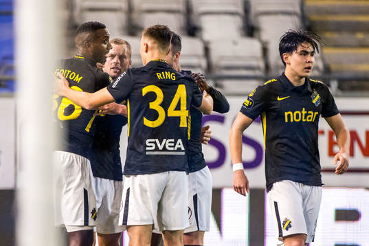 s Henok Goitom jublar med lagkamrater
