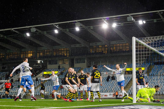 IFK Norrköpings Henrik Castegren gör 2-1 och jublar medan