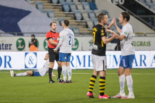 IFK Norrköpings Henrik Castegren i samtal med domare