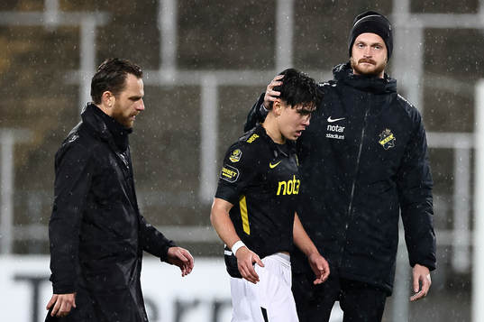 s tränare Bartosz Grzelak och Eric Kahl deppar