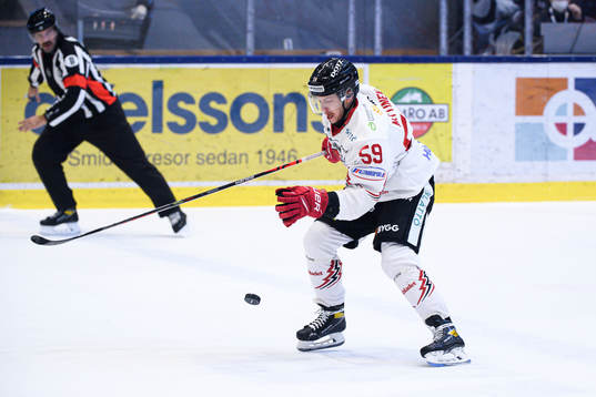 Vita Hästens Topi Nättinen med en nedtagning innan 1-2