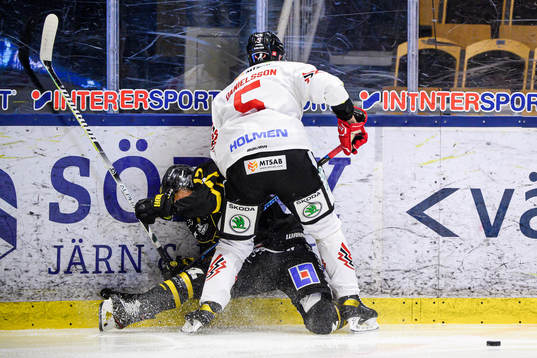 Vita Hästens Anton Danielsson tacklar Västerås William