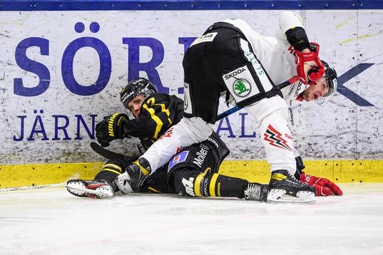Vita Hästens Anton Danielsson tacklar Västerås William